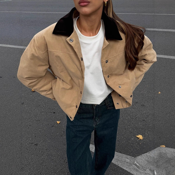 Dame modisch Oversized-jacka med sammetkrage och tryckknappsstängning Mirla-Eva Jonsson