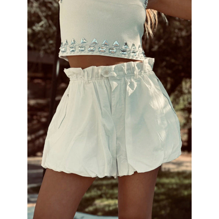 Dame modische shorts med elastisk midja och dekorativ volangslåning Mirla-Eva Jonsson