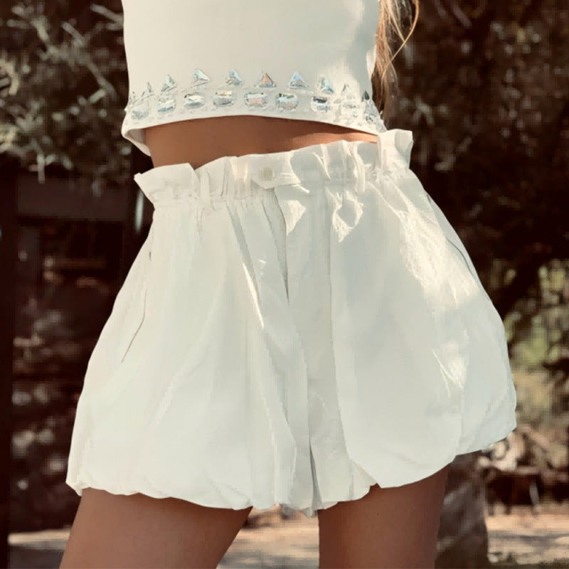 Dame modische shorts med elastisk midja och dekorativ volangslåning Mirla-Eva Jonsson