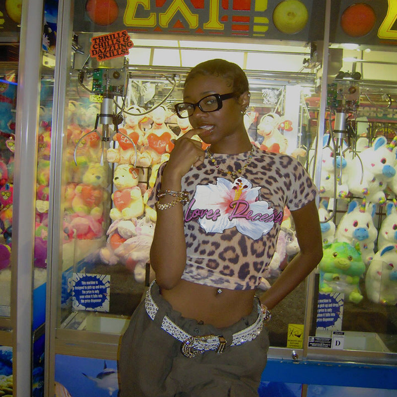 Dame modiskt crop-top med blomtryck och trendigt leopardmönster Mirla-Eva Jonsson