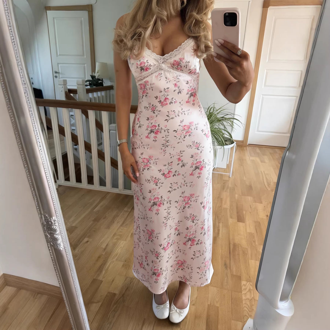 Dame nattklänning med blommönster och fin spets Mirla-Eva Jonsson