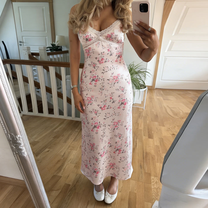 Dame nattlinne med blommönster och tunna spagettiband Mirla-Eva Jonsson
