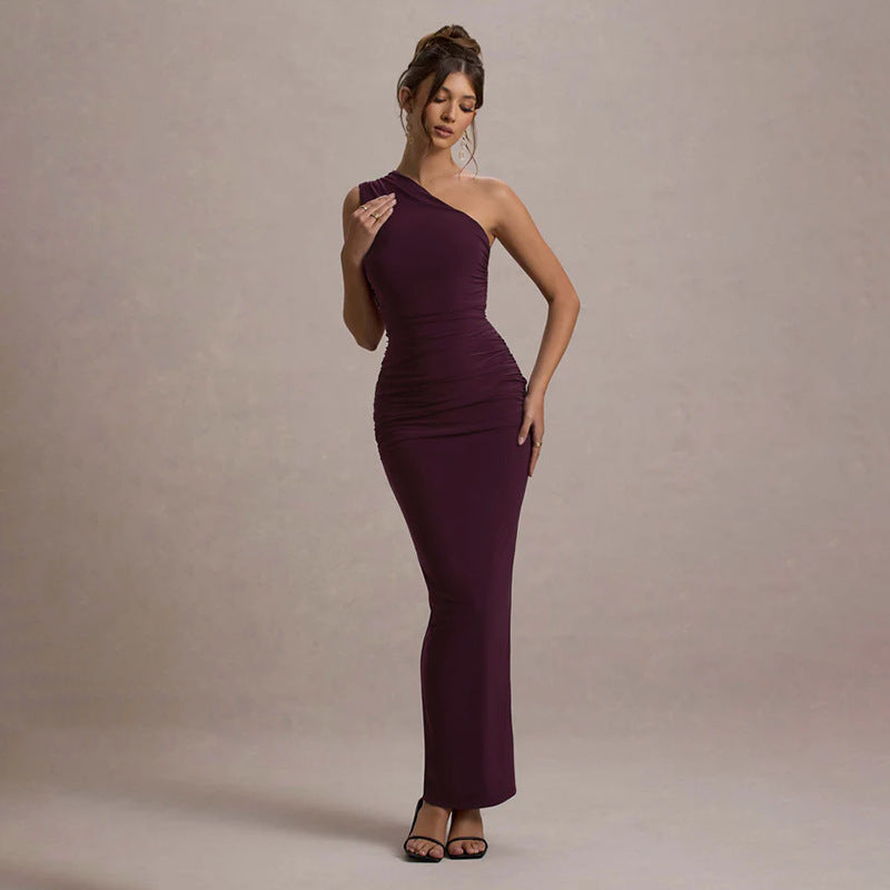 Dame off-shoulder maxidress med ruffle-detaljer och figurnära silhuett Mirla-Eva Jonsson