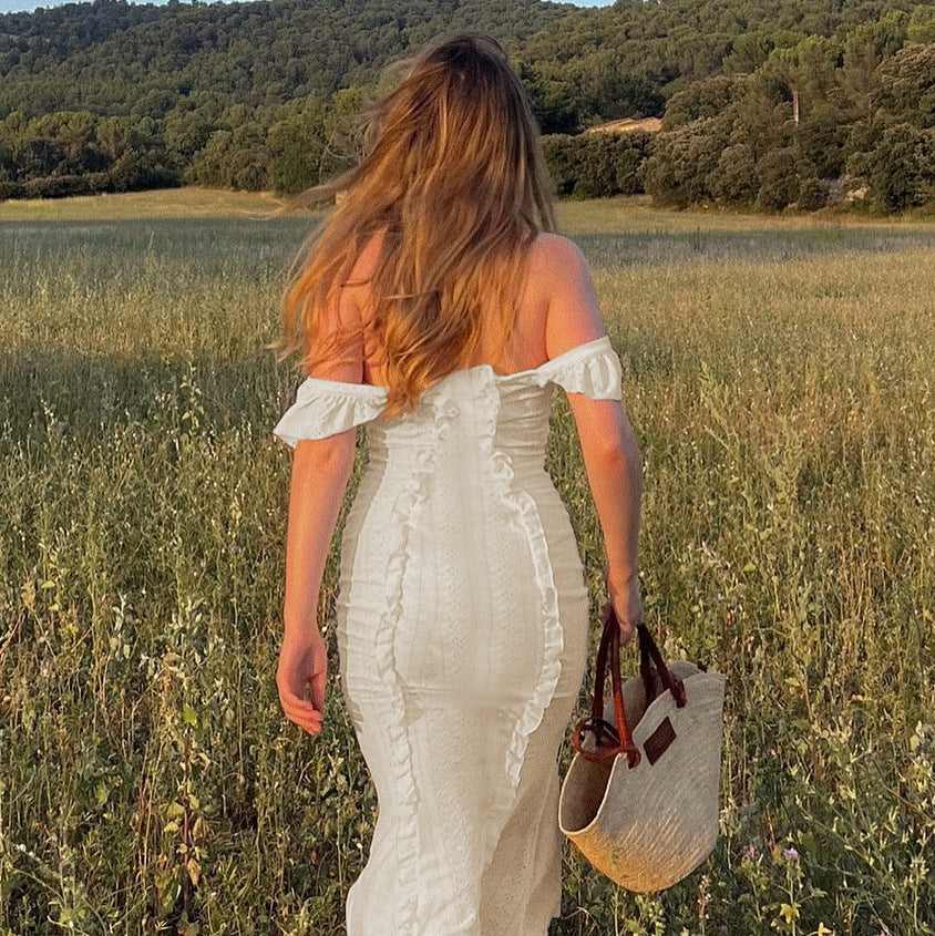 Dame off-shoulder maxiklänning med volangdetaljer och figursydd silhuett Mirla-Eva Jonsson