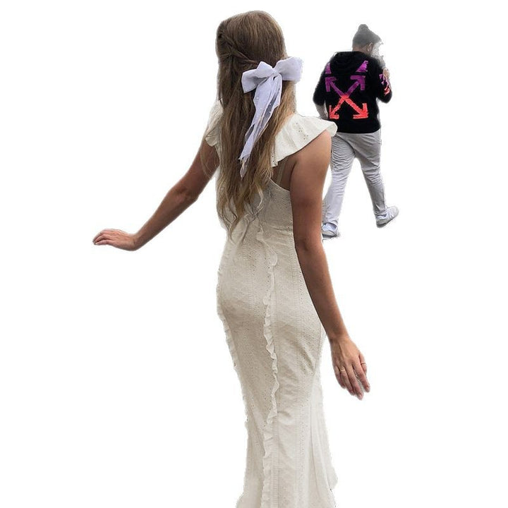 Dame off-shoulder maxiklänning med volangdetaljer och figursydd silhuett Mirla-Eva Jonsson