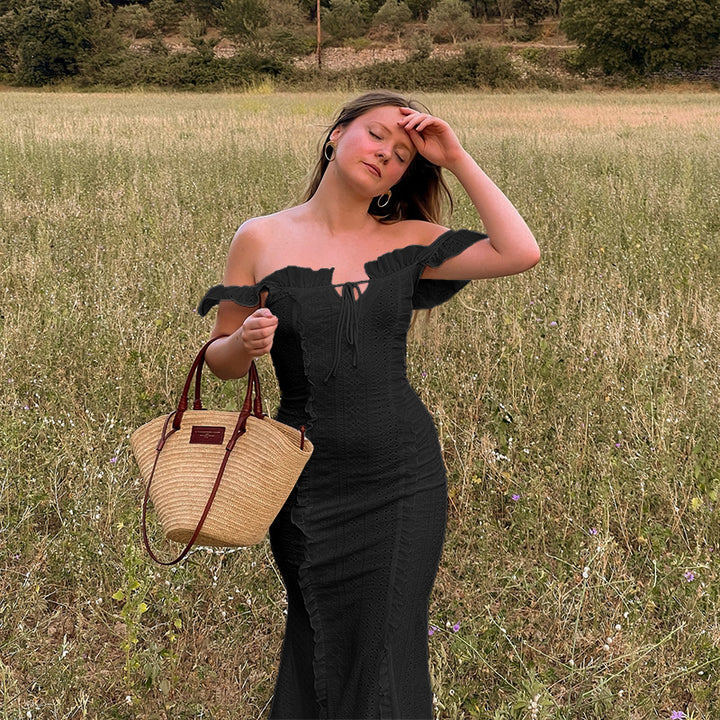 Dame off-shoulder maxiklänning med volangdetaljer och figursydd silhuett Mirla-Eva Jonsson