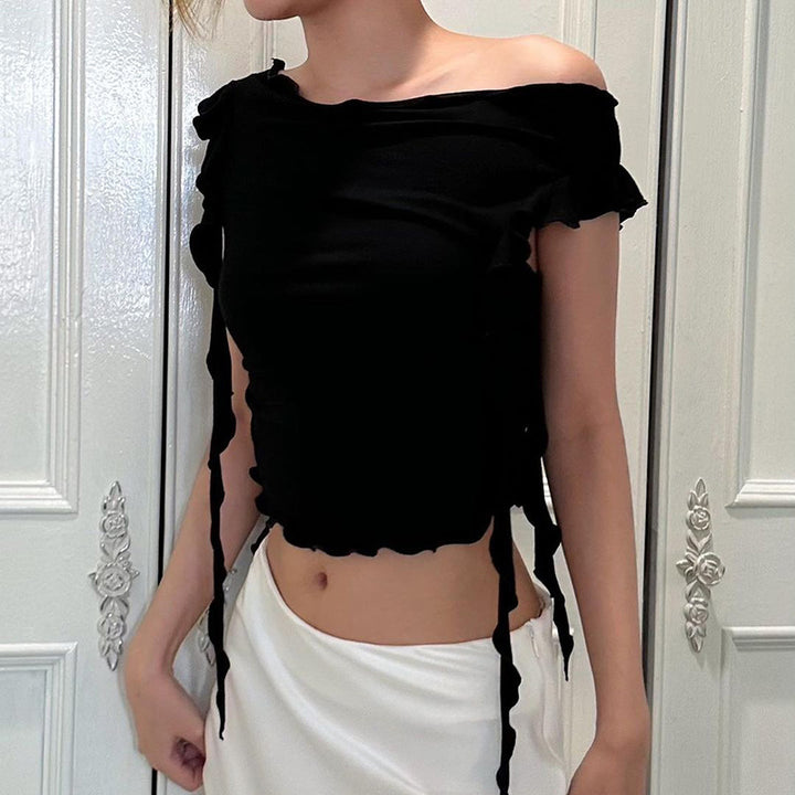 Dame off-shoulder topp med ruffle detaljer och figurnära passform Mirla-Eva Jonsson