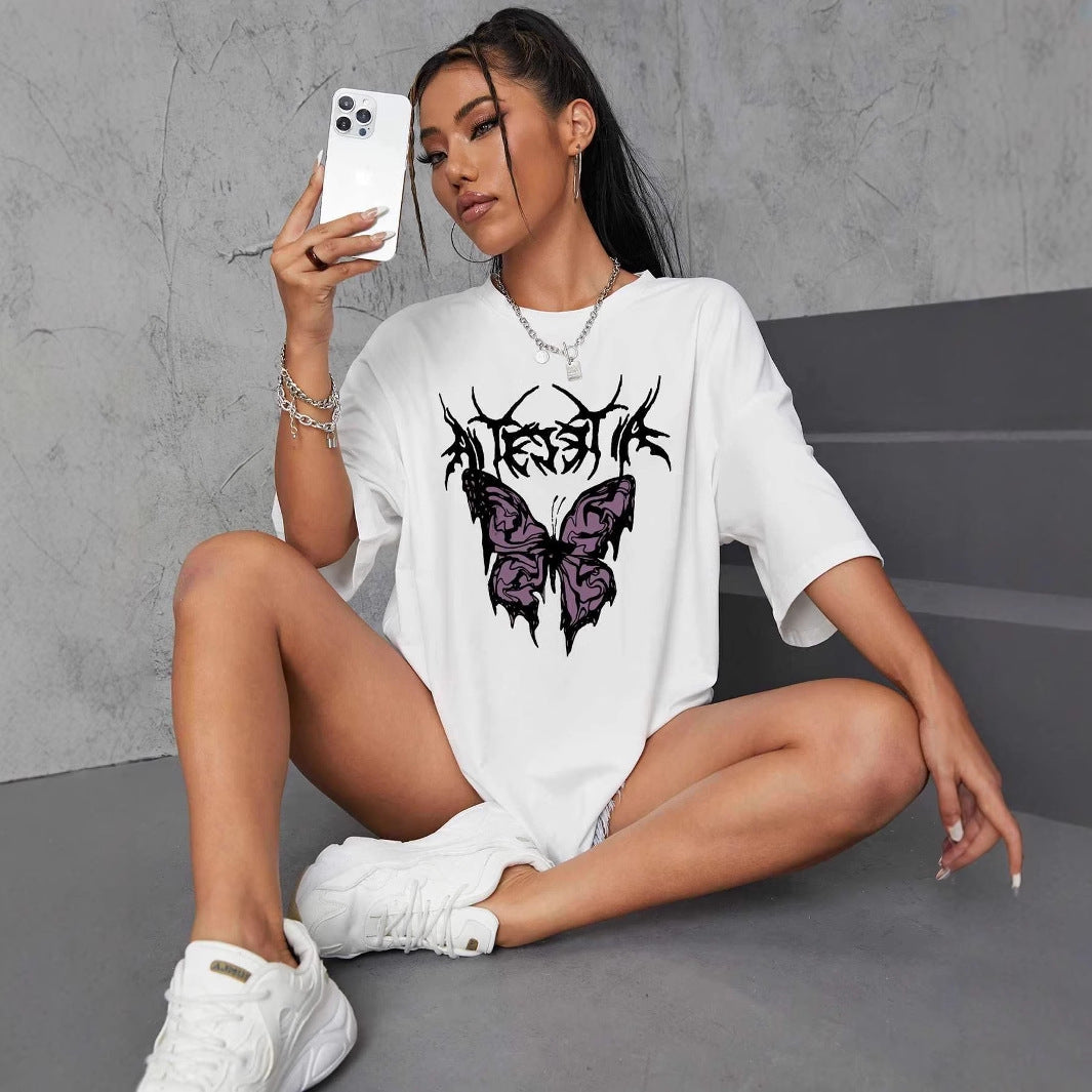 Dame oversized T-shirt med kreativ fjärilsdesign Mirla-Eva Jonsson