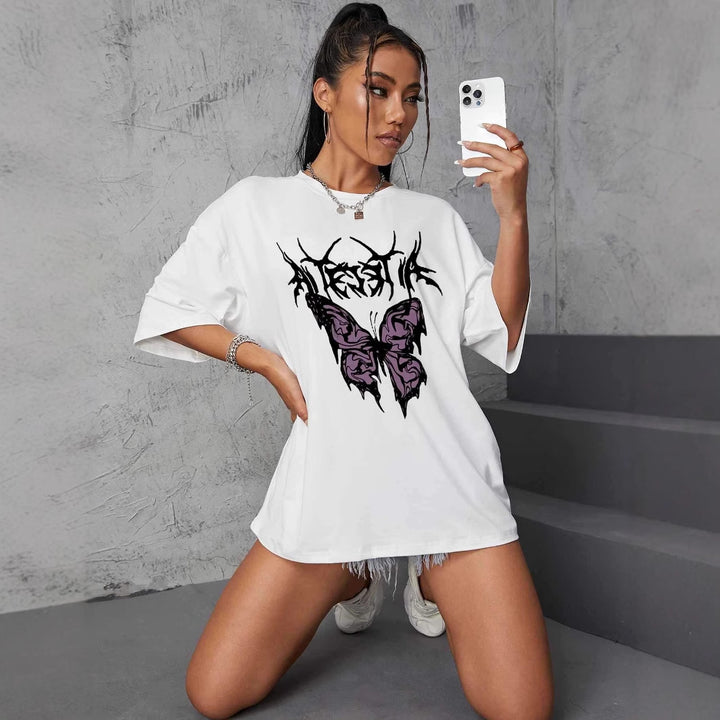 Dame oversized T-shirt med kreativ fjärilsdesign Mirla-Eva Jonsson