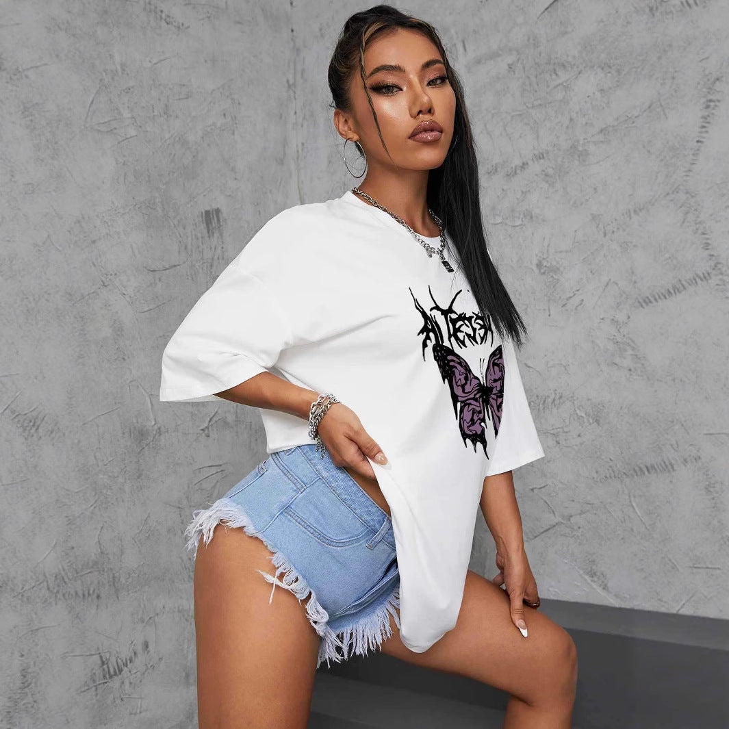 Dame oversized T-shirt med kreativ fjärilsdesign Mirla-Eva Jonsson