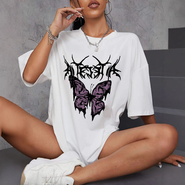 Dame oversized T-shirt med kreativ fjärilsdesign Mirla-Eva Jonsson