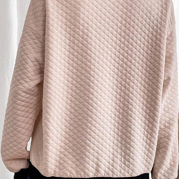 Dame oversized quiltad tröja med klassisk krage och praktiska knappdetaljer Mirla-Eva Jonsson