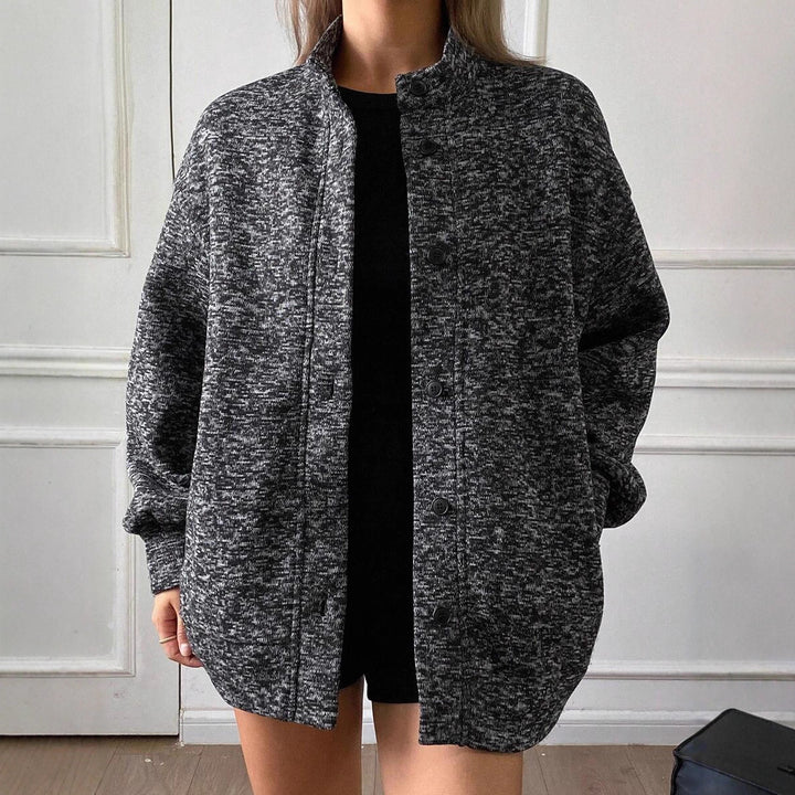Dame oversized stickad jacka med strukturerat tyg och praktiska fickor Mirla-Eva Jonsson