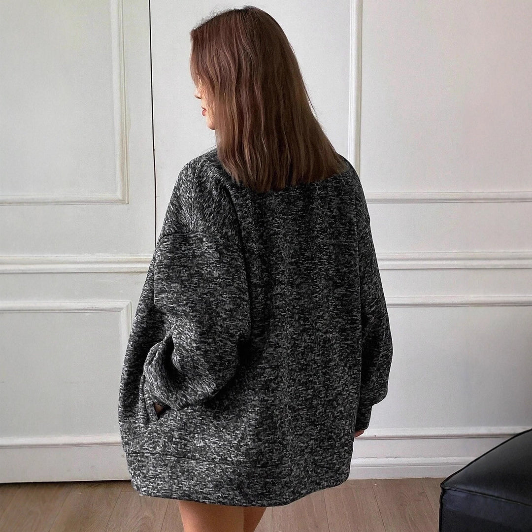 Dame oversized stickad jacka med strukturerat tyg och praktiska fickor Mirla-Eva Jonsson
