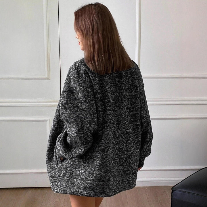 Dame oversized stickad jacka med strukturerat tyg och praktiska fickor Mirla-Eva Jonsson