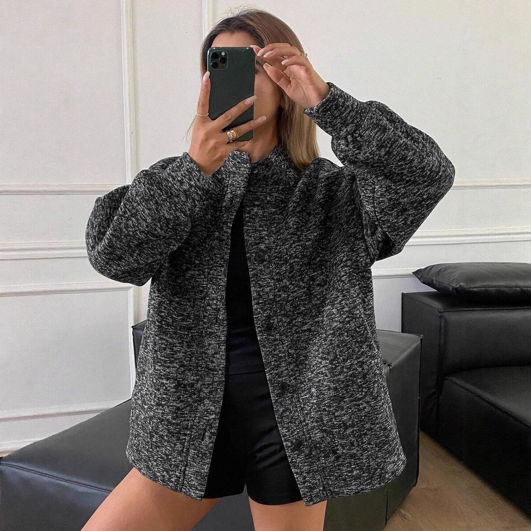 Dame oversized stickad jacka med strukturerat tyg och praktiska fickor Mirla-Eva Jonsson