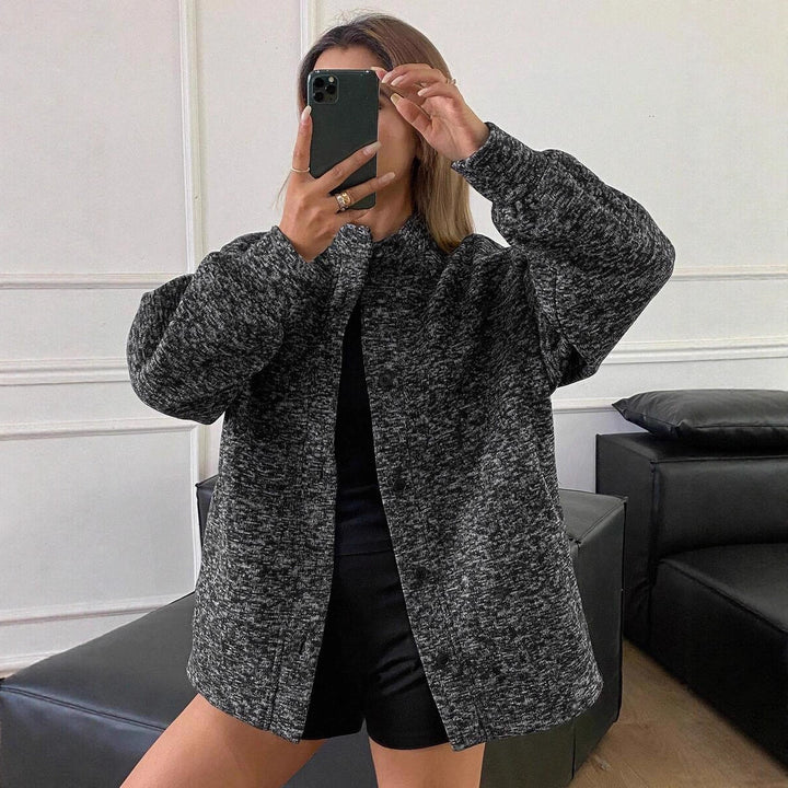 Dame oversized stickad jacka med strukturerat tyg och praktiska fickor Mirla-Eva Jonsson