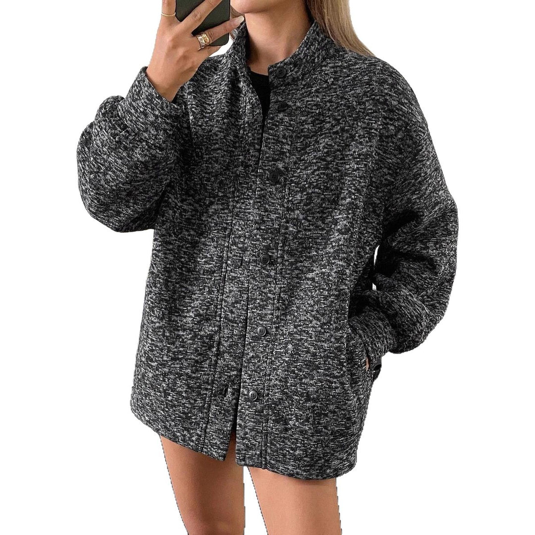 Dame oversized stickad jacka med strukturerat tyg och praktiska fickor Mirla-Eva Jonsson