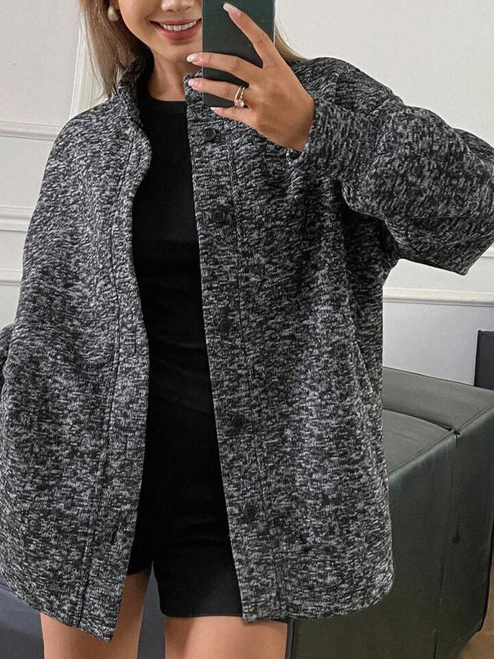 Dame oversized stickad jacka med strukturerat tyg och praktiska fickor Mirla-Eva Jonsson