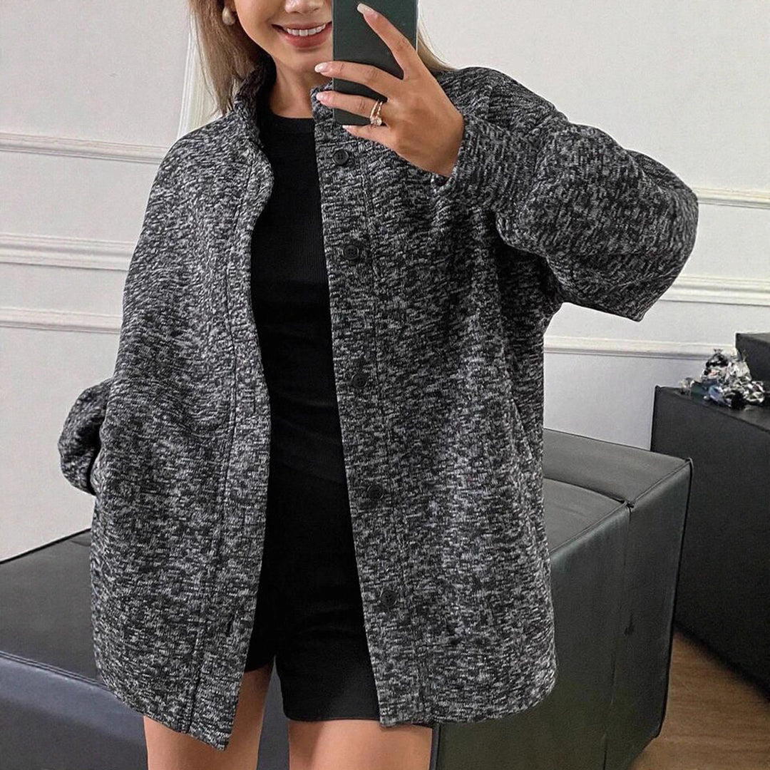 Dame oversized stickad jacka med strukturerat tyg och praktiska fickor Mirla-Eva Jonsson