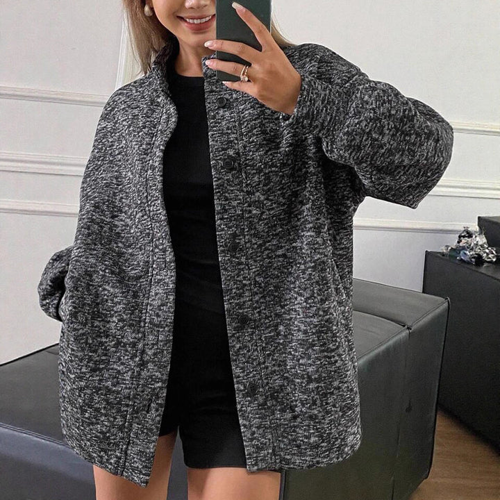 Dame oversized stickad jacka med strukturerat tyg och praktiska fickor Mirla-Eva Jonsson