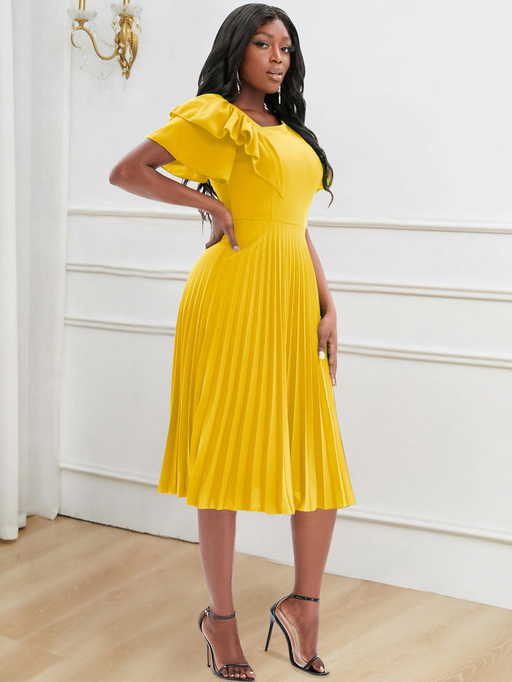 Dame plisserad klänning med asymmetrisk skärning och elegant volang Mirla-Eva Jonsson