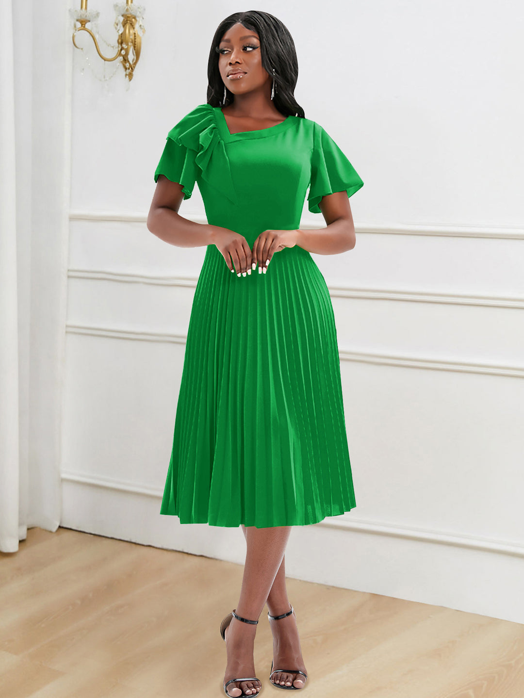 Dame plisserad klänning med asymmetrisk skärning och elegant volang Mirla-Eva Jonsson