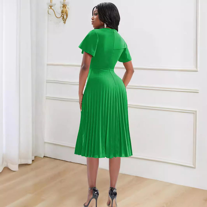Dame plisserad klänning med asymmetrisk skärning och elegant volang Mirla-Eva Jonsson