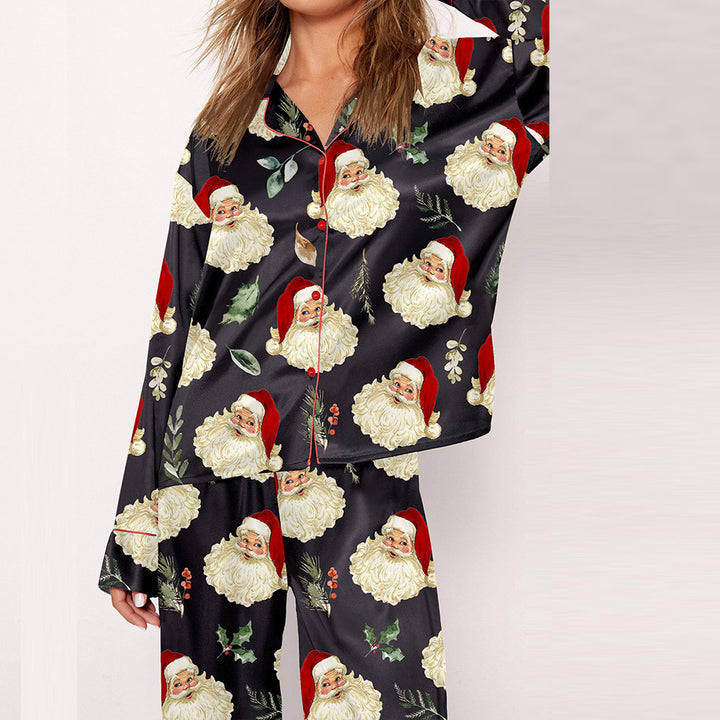 Dame pyjamaset med festligt Santa-motiv och mjuk satin Mirla-Eva Jonsson