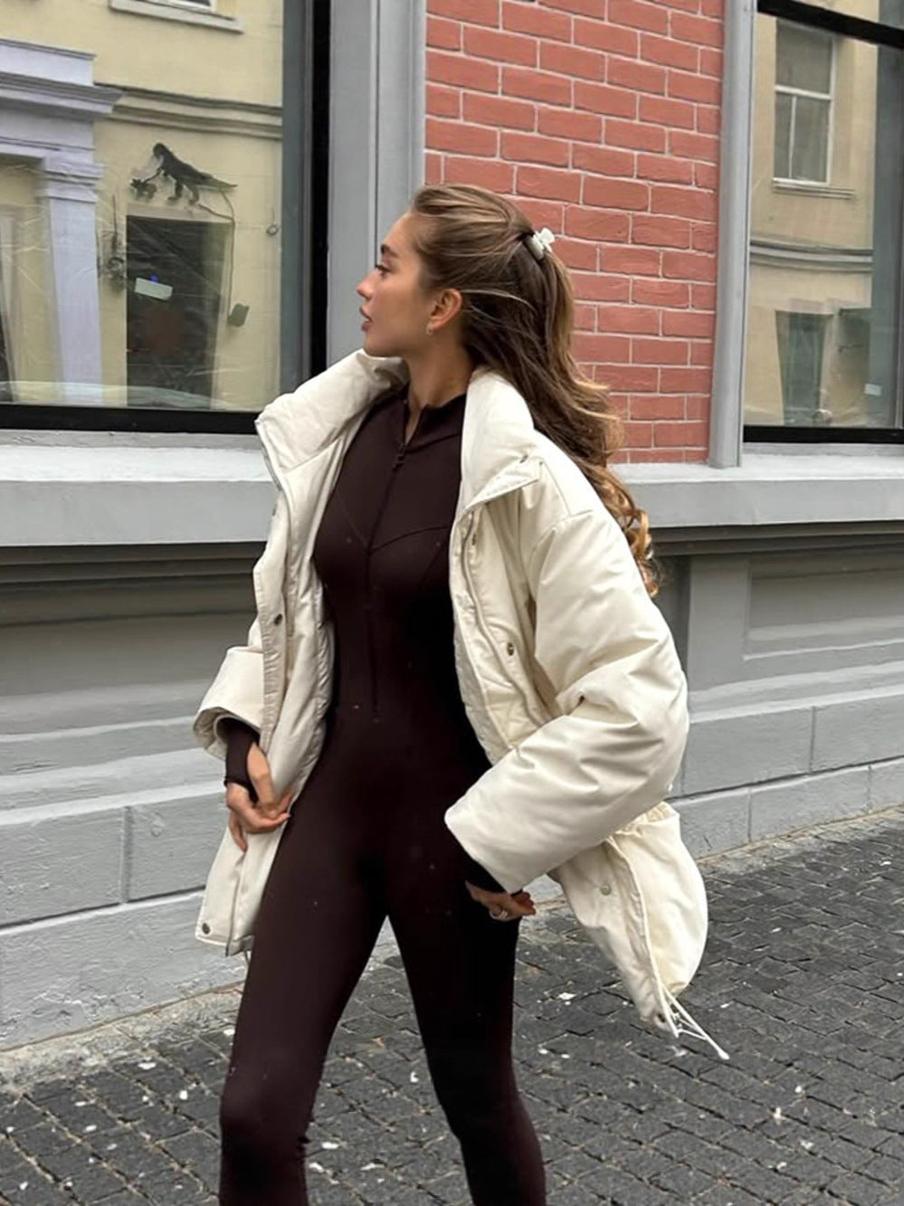 Dame quiltad vinterjacka med hög krage och praktisk midjesnörning Mirla-Eva Jonsson