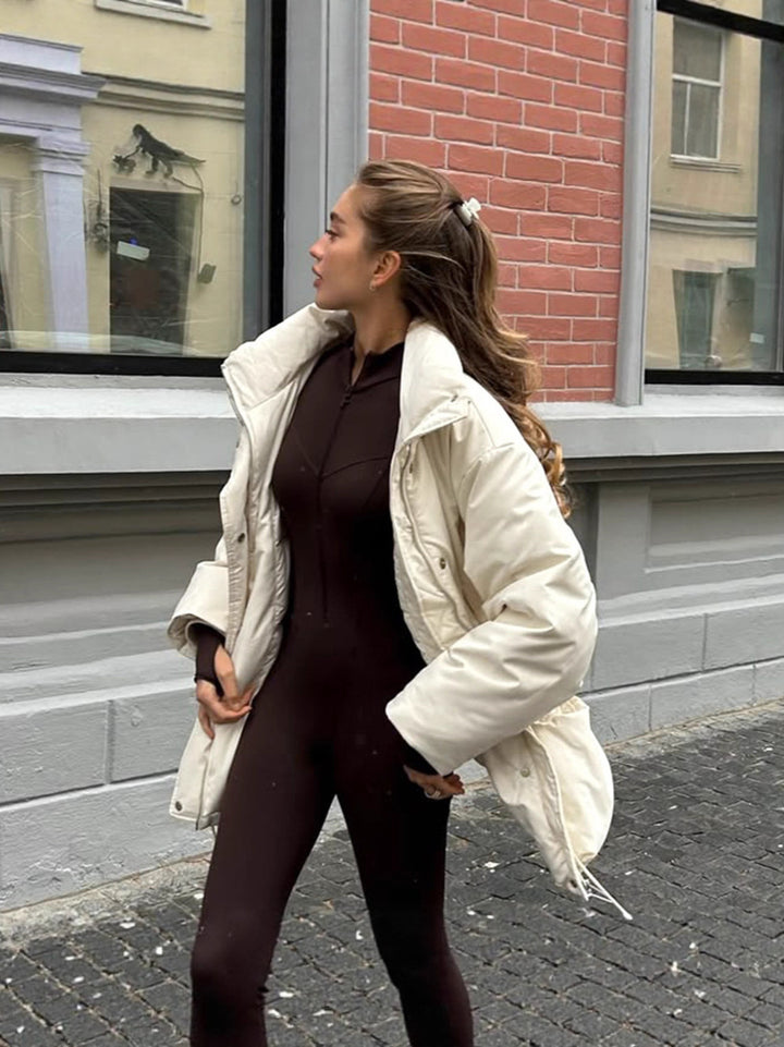 Dame quiltad vinterjacka med hög krage och praktisk midjesnörning Mirla-Eva Jonsson
