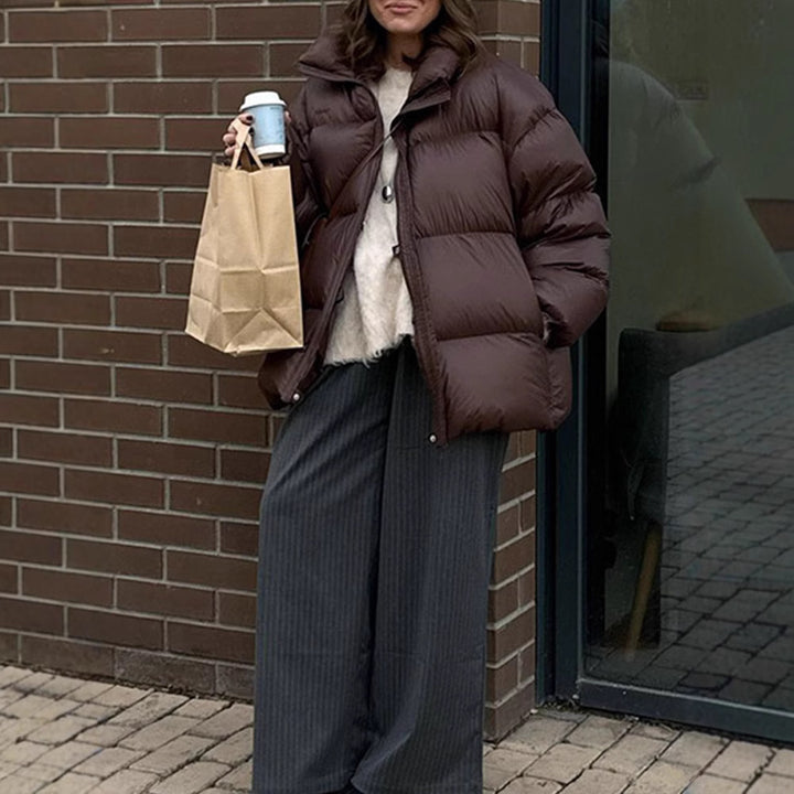 Dame quiltjacka i oversized skärning med hög krage och fickor Mirla-Eva Jonsson