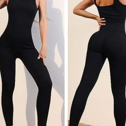 Dame ribbstickad jumpsuit med breda axelband och body-hugging passform Mirla-Eva Jonsson
