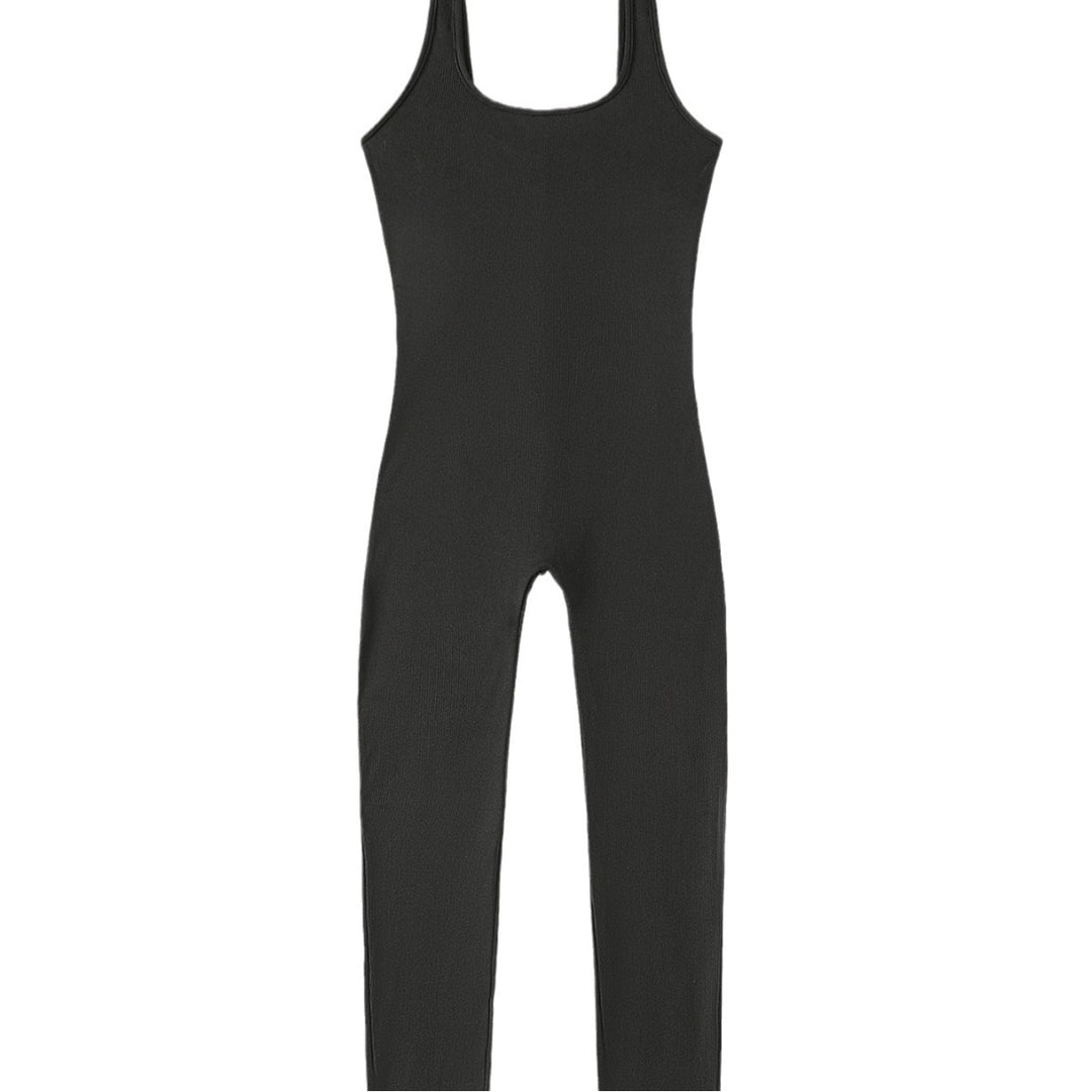Dame ribbstickad jumpsuit med breda axelband och body-hugging passform Mirla-Eva Jonsson