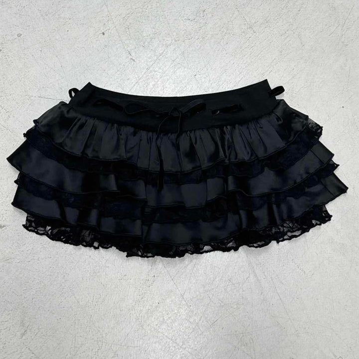 Dame ruffled skirt with elegant satin finish and lace trim Mirla-Eva Jonsson