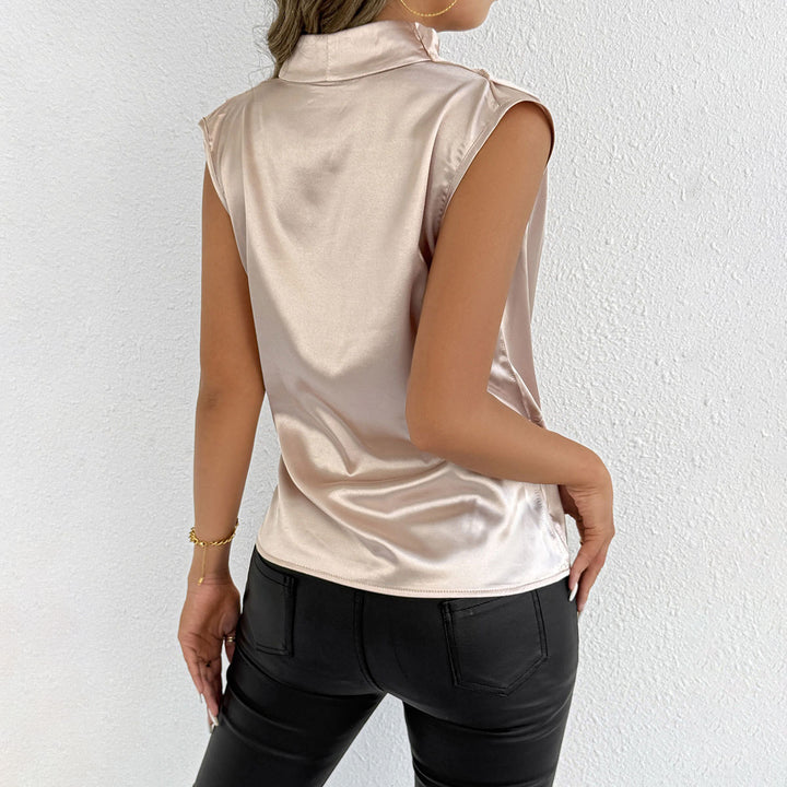 Dame satin-wrap top med elegant snitt och moderna detaljer Mirla-Eva Jonsson