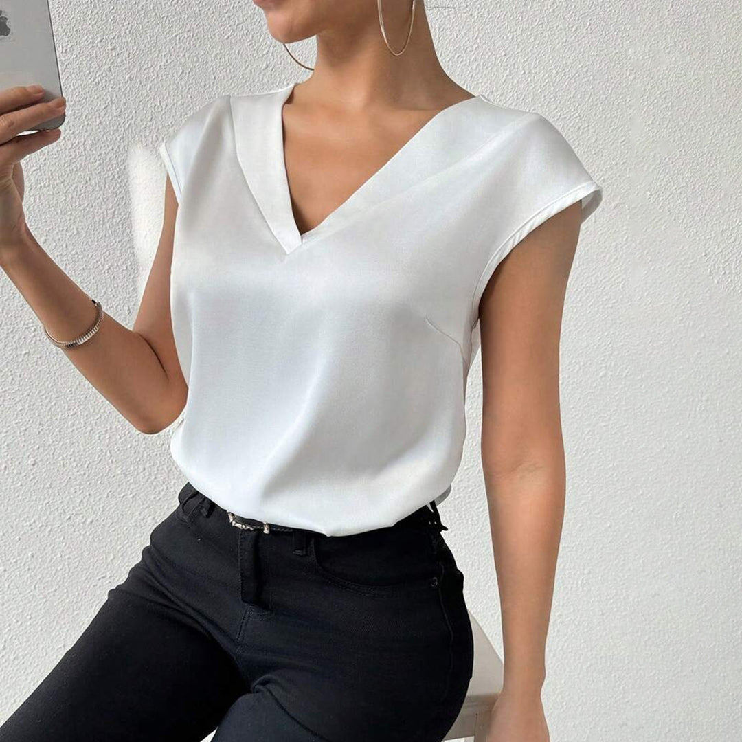 Dame satinblus med modern V-hals och eleganta korta ärmar Mirla-Eva Jonsson