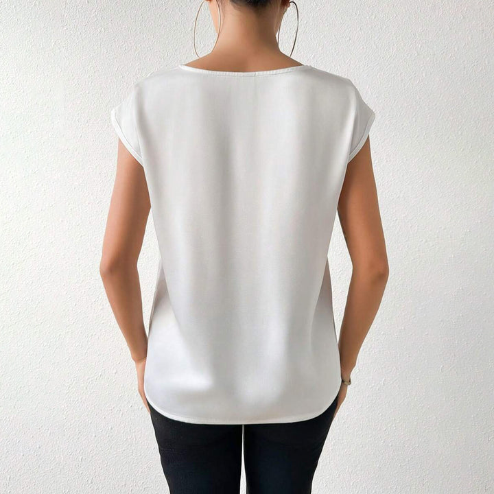 Dame satinblus med modern V-hals och eleganta korta ärmar Mirla-Eva Jonsson