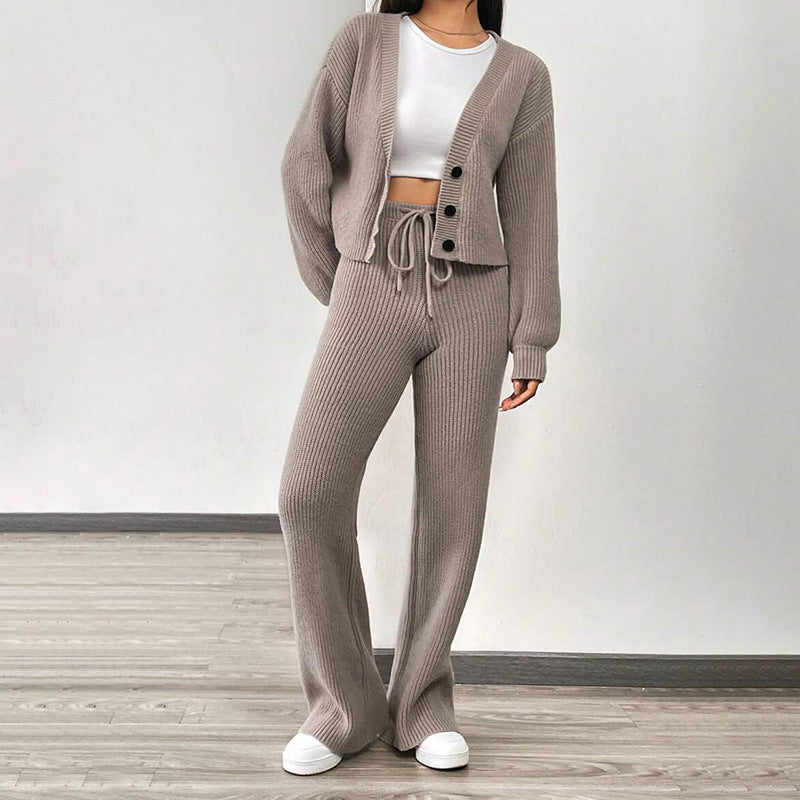 Dame set av mjuk stickning med avslappnade byxor och crop-cardigan Mirla-Eva Jonsson