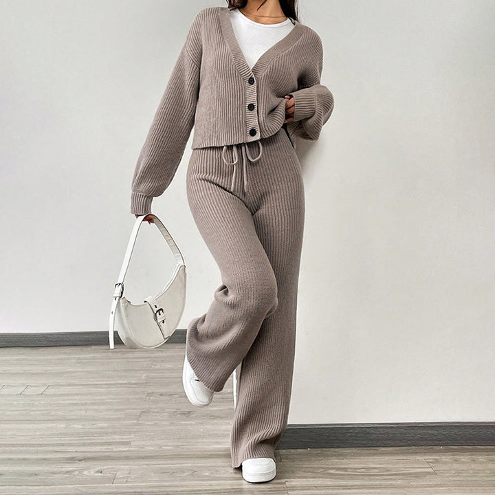 Dame set av mjuk stickning med avslappnade byxor och crop-cardigan Mirla-Eva Jonsson