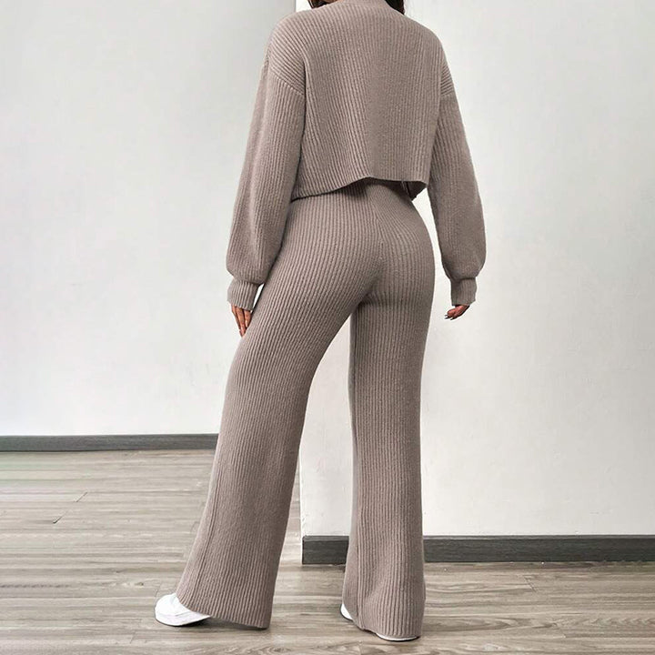 Dame set av mjuk stickning med avslappnade byxor och crop-cardigan Mirla-Eva Jonsson