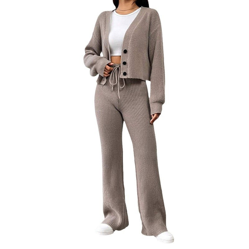 Dame set av mjuk stickning med avslappnade byxor och crop-cardigan Mirla-Eva Jonsson