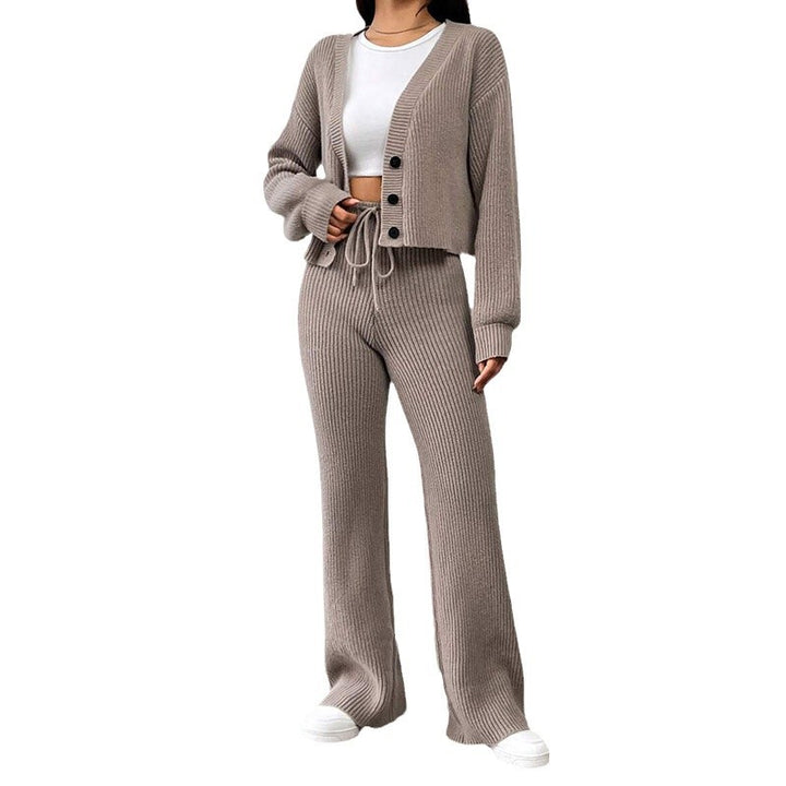 Dame set av mjuk stickning med avslappnade byxor och crop-cardigan Mirla-Eva Jonsson