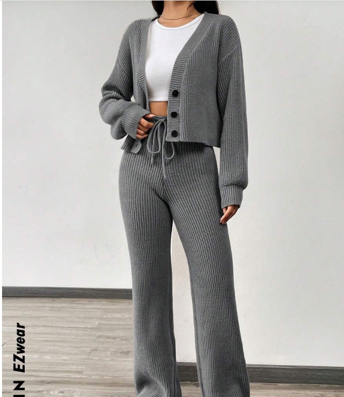 Dame set av mjuk stickning med avslappnade byxor och crop-cardigan Mirla-Eva Jonsson