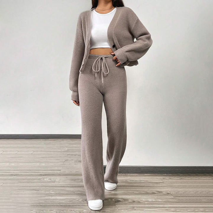 Dame set av mjuk stickning med avslappnade byxor och crop-cardigan Mirla-Eva Jonsson