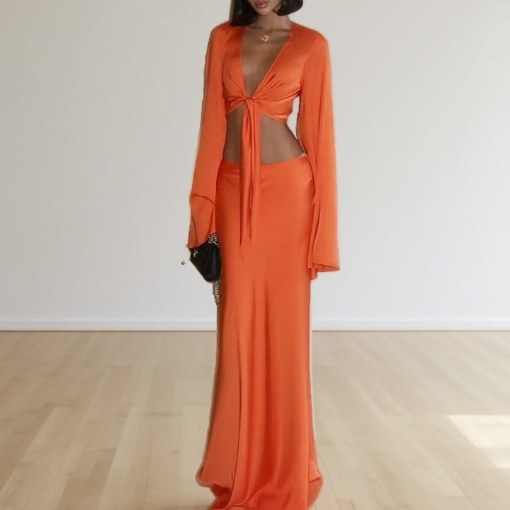 Dame set bestående av cropped topp med långa, vida ärmar och matchande midi-kjol Mirla-Eva Jonsson