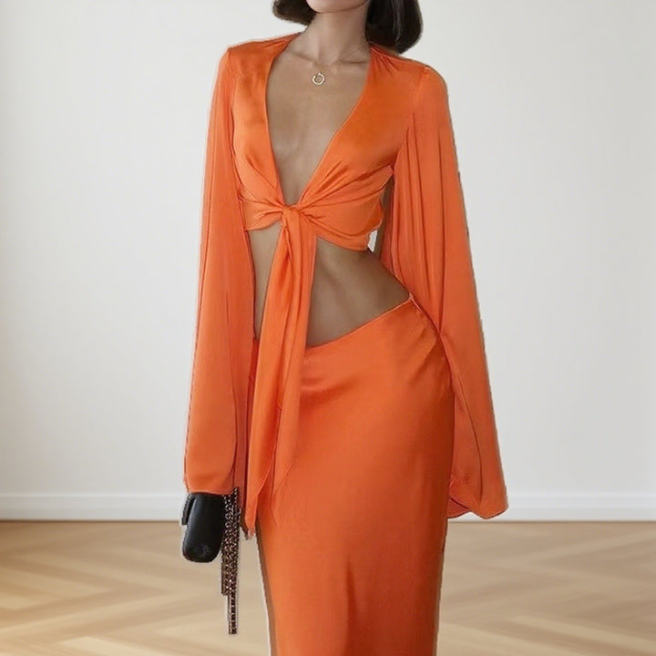 Dame set bestående av cropped topp med långa, vida ärmar och matchande midi-kjol Mirla-Eva Jonsson