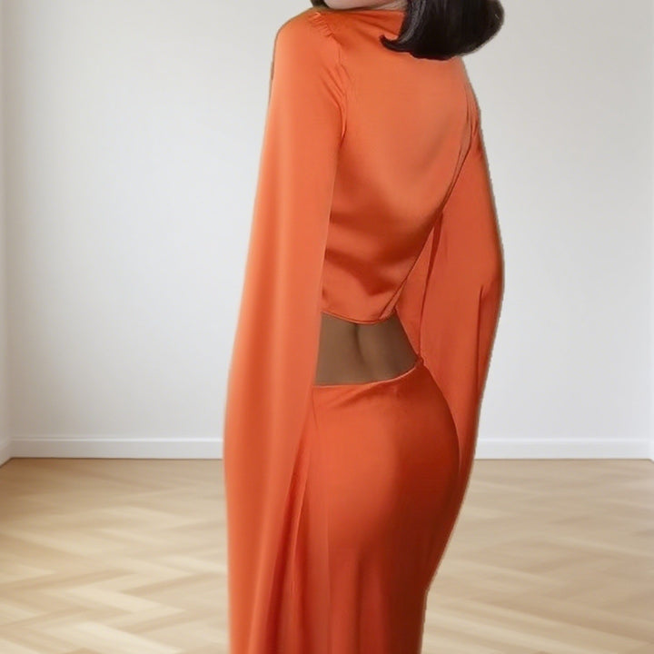Dame set bestående av cropped topp med långa, vida ärmar och matchande midi-kjol Mirla-Eva Jonsson