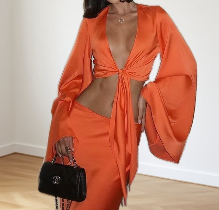 Dame set bestående av cropped topp med långa, vida ärmar och matchande midi-kjol Mirla-Eva Jonsson