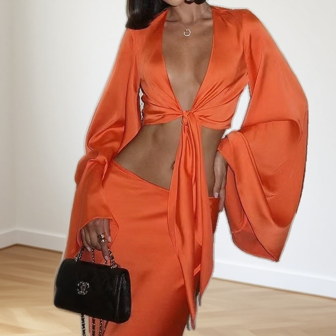 Dame set bestående av cropped topp med långa, vida ärmar och matchande midi-kjol Mirla-Eva Jonsson